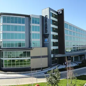 The Grand Airport By Lakeview Kanada